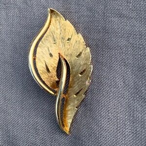 JJ Leaf Brooch Vtg Jonette Gold Tone Swirled Textured Cutout 2 1/8" Jewelry Pin